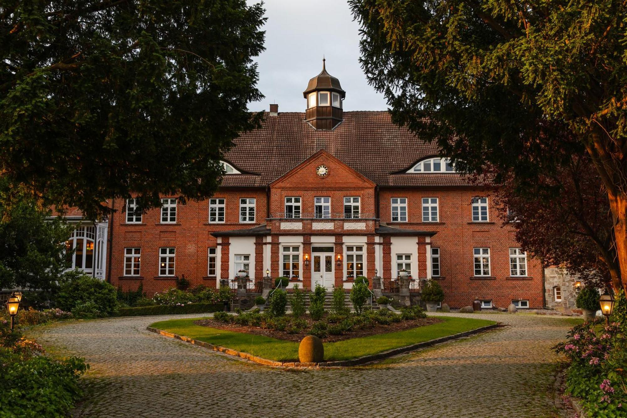 Schloss Basthorst Hotell Crivitz Exteriör bild